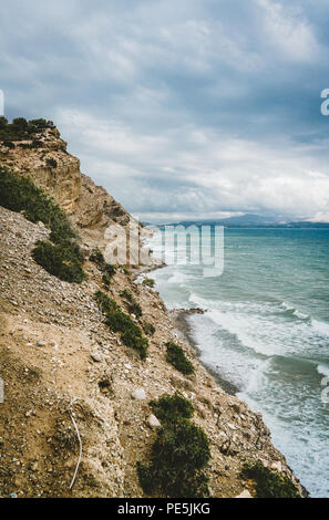 Kreta, Griechenland. Blick von der Steilküste über die Bucht mit Strand- und Architektur-Urlaubsziel Resort mit klaren Wasser des Ozeans. Rethymno, Kreta, Griechenland. Foto Stockfoto