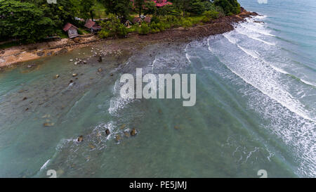 Luftaufnahme der Villen am Strand umgeben von Bäumen. Koh Chang, Thailand. Stockfoto