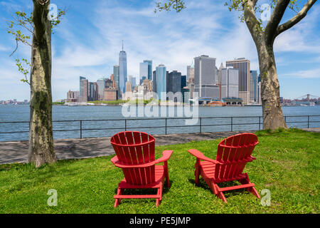 Stühle mit Blick auf die Skyline von New York City Stockfoto
