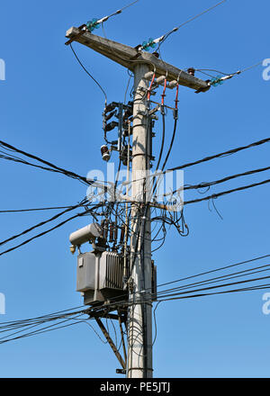 Utility Pole mit Überlandleitungen und einem Transformator, Serbien Stockfoto