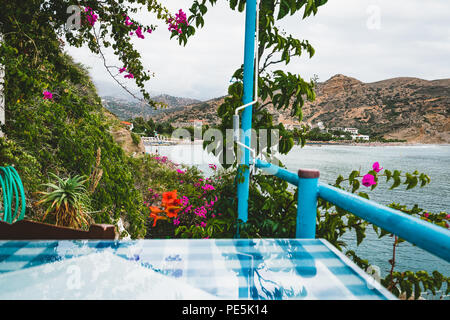 Griechenland Kreta. Restaurant mit serviert Tabelle in Küste der Insel mit atemberaubendem Meerblick, erstaunliche und eine unglaubliche Aussicht auf das Wasser. Traditionelle g Stockfoto