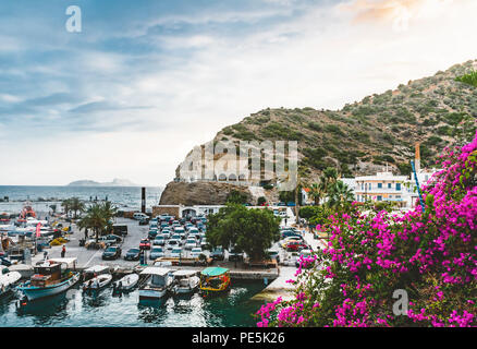 Agia Galini, Kreta, Griechenland - August 2018: Fischerboote im Hafen von Agia Galini an der Südküste von Kreta, Griechenland. Foto in Griechenland. Stockfoto