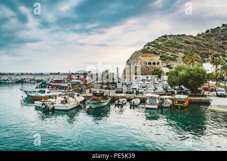 Agia Galini, Kreta, Griechenland - August 2018: Fischerboote im Hafen von Agia Galini an der Südküste von Kreta, Griechenland. Foto in Griechenland. Stockfoto