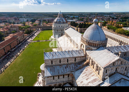 Ein Blick von der Spitze des schiefen Turms von Pisa in Richtung Pisa Kathedrale und Baptisterium, Italien Stockfoto