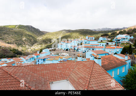 Juzcar Gebäude im Dorf (einschließlich der Kirche) wurden Smurf - Blau von Sony España die Premiere der Schlümpfe Film zu feiern gemalt. Stockfoto