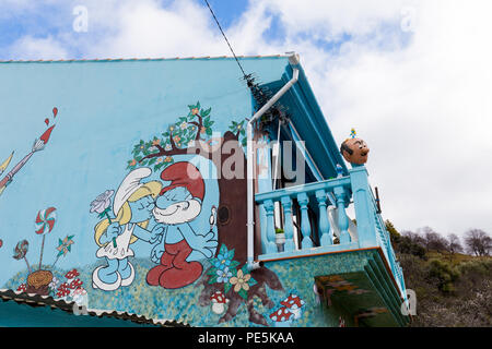 Juzcar Gebäude im Dorf (einschließlich der Kirche) wurden Smurf - Blau von Sony España die Premiere der Schlümpfe Film zu feiern gemalt. Stockfoto