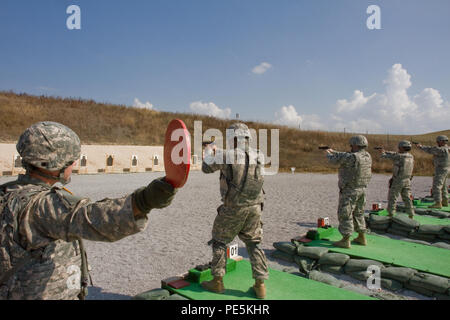 Us-Armee Soldaten der multinationalen Battle Group-East Southern Command Post Ziel nehmen während einer M-9 Pistole Qualifikation ausüben, Sept. 23, 2015 zugeordnet, auf Camp Bondsteel, Kosovo. Die Southern Command Post, auch bekannt als Task Force Hurrikan, wird von der U.S. Army Reserve und National Guard Soldaten und multinationalen Partnern der NATO-Friedensmission im Kosovo gewidmet ist. (U.S. Armee Foto von Sgt. David Marquis, multinationalen Battle Group-East) Stockfoto