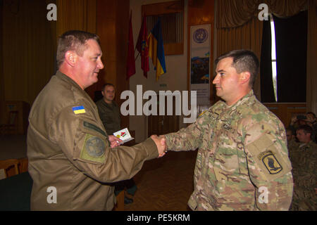 Gen.Maj. Oleg Garchy (links), Leiter des Kampfes und des speziellen Trainings für die Main Direktion der Nationalgarde der Ukraine, vergibt einen ukrainischen Unabhängigkeit Medaille 3.Klasse zu Sgt. Jonathan Gabay, ein Fallschirmjäger mit 173Rd Airborne Brigade der US-Armee, für ausgezeichneten Service während des Trainings als Teil von Fearless Guardian Sept. 26, 2015, in Yavoriv, Ukraine. Gabay ist ein Ausbilder die Ausbildung von Soldaten mit der ukrainischen Nationalgarde für die dritte Iteration von Fearless Guardian. Die fallschirmjäger sind in der Ukraine für die dritte Drehung der Ukraine neu gegründete Nationalgarde als Teil von fearles Zug Stockfoto