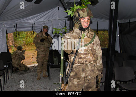 Der Soldat mit dem ukrainischen Nationalgarde sendet Informationen auf feindliche Bewegung über Radio Sept. 26, 2015, ein Fallschirmjäger mit 173Rd Airborne Brigade der US-Armee, die bei einer Bewertung im Rahmen von Fearless Wächter in Yavoriv, Ukraine. Die Scots Guards wird über die Ausbildung, die er in den vorangegangenen zwei Wochen erhalten, um sicherzustellen, dass er bereit ist, auf zu komplexeren Prinzipien zu bewegen getestet. Die fallschirmjäger sind in der Ukraine für die dritte Drehung der Ukraine neu gegründete Nationalgarde als Teil von Fearless Wächter, die voraussichtlich bis November zum letzten Zug. (U.S. Armee Foto von Sgt. Alexander Skrip Stockfoto