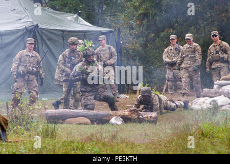 Soldaten mit der ukrainischen Nationalgarde der einzelnen Bewegung Techniken, die Sie in den vorangegangenen zwei Wochen während Fearless Guardian Fallschirmjäger mit 173Rd Airborne Brigade Sept. 26 der US-Armee, 2015 gelernt, Yavoriv, Ukraine. Die fallschirmjäger sind in der Ukraine für die dritte Drehung der Ukraine neu gegründete Nationalgarde als Teil von Fearless Wächter, die voraussichtlich bis November zum letzten Zug. (U.S. Armee Foto von Sgt. Alexander Skripnichuk, 13 Public Affairs Abteilung) Stockfoto