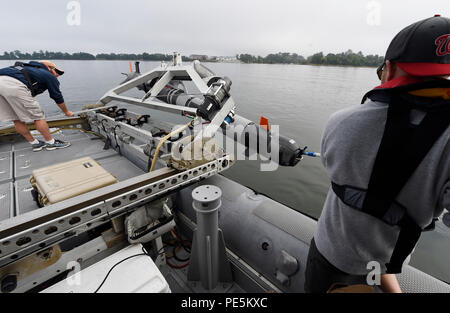 150919-N-PO 203-073 Patuxent River, Md (Sept. 19, 2015) eine Mk 18 Mod 2 kleine Synthetic Aperture Minehunter (Ssam) Unbemannte undersea Fahrzeug (UVV) startet während der Amtszeit des Naval Research - geförderte Demonstration an der Naval Air Station Patuxent River, Md., Pax River 2015 nahmen 150 Teilnehmer, 26 IT-Teams und unbemannte Systeme, UUV Technologies gemeinsam gemeinsam erkunden, - auf See - Umgebungen. Die Veranstaltung, Pax River 2015, bringt 150 Teilnehmer, 26 IT-Teams und unbemannte Systeme, UUV Technologies gemeinsam gemeinsam erkunden, - auf See - Umgebungen. (U.s. Stockfoto