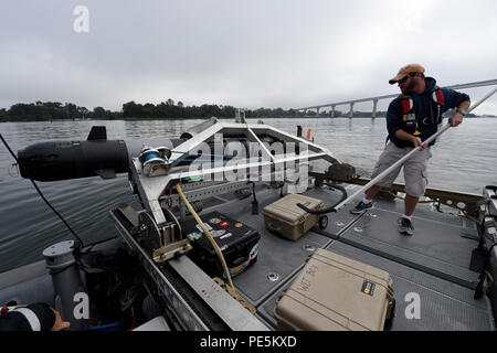 150919-N-PO 203-122 Patuxent River, Md (Sept. 19, 2015) Jack Harris aus dem Raum und Naval Warfare Systems Center Pacific, ruft eine Mk 18 Mod 2 kleine Synthetic Aperture Minehunter (Ssam) Unbemannte undersea Fahrzeug (UVV) während der Fahrt während der Amtszeit des Naval Research - geförderte Demonstration an der Naval Air Station Patuxent River, Md.. Die Veranstaltung, Pax River 2015 nahmen 150 Teilnehmer, 26 IT-Teams und unbemannte Systeme, UUV Technologies gemeinsam gemeinsam erkunden, - auf See - Umgebungen. (U.S. Marine Foto von John F. Williams/Freigegeben) Stockfoto