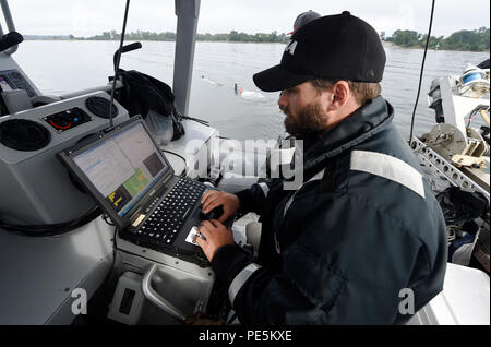 150919-N-PO 203-146 Patuxent River, Md (Sept. 19, 2015) Tschad Burghardt, aus dem Raum und Naval Warfare Systems Center Pacific, betreibt eine Mk 18 Mod 2 kleine Synthetic Aperture Minehunter (Ssam) Unbemannte undersea Fahrzeug (UVV) während der Amtszeit des Naval Research - Demonstration an der Naval Air Station Patuxent River, Md., Sept. 12-25 gefördert. Die Veranstaltung, Pax River 2015 nahmen 150 Teilnehmer, 26 IT-Teams und unbemannte Systeme, UUV Technologies gemeinsam gemeinsam erkunden, - auf See - Umgebungen. (U.S. Marine Foto von John F. Williams/Freigegeben) Stockfoto