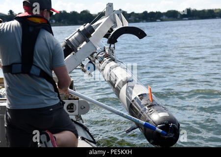 150919-N-PO 203-219 Patuxent River, Maryland (Sept. 19, 2015) Keith Hines aus dem Raum und Naval Warfare Systems Center Pacific, hilft, ein Mk 18 Mod 2 kleine Synthetic Aperture Minehunter (Ssam) Unbemannte undersea Fahrzeug (UVV) nach ihrer Mission während der Amtszeit des Naval Research - geförderte Demonstration an der Naval Air Station Patuxent River, Md., Pax River 2015 nahmen 150 Teilnehmer, 26 IT-Teams und unbemannte Systeme, UUV Technologies gemeinsam gemeinsam erkunden, - auf See - Umgebungen. (U.S. Marine Foto von John F. Williams/Freigegeben) Stockfoto