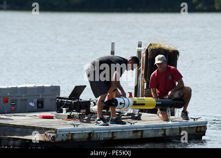 150919-N-PO 203-280 Patuxent River, Maryland (Sept. 19, 2015) Dr. Douglas Horner, rechts, und Oberstleutnant Peter Tydingco, von der Naval Postgraduate School, rufen Sie einen REMUS 100 autonomen Unterwasserfahrzeugs (AUV) während der Amtszeit des Naval Research - geförderte Demonstration von unbemannten undersea Vehicles (UVV) an der Naval Air Station Patuxent River, Md., Pax River 2015 nahmen 150 Teilnehmer, 26 IT-Teams und unbemannte Systeme, UUV Technologies gemeinsam gemeinsam erkunden, - auf See - Umgebungen. (U.S. Marine Foto von John F. Williams/Freigegeben) Stockfoto