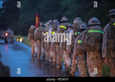 Marines mit Combat Logistik Regiment 2, 2 Marine Logistics Group, führen Sie eine Klimaanlage Wanderung in Camp Lejeune, N.C., Sept. 25, 2015. Der Zweck der Wanderung war, Ausdauer und der Kameradschaft innerhalb der Einheit zu bauen. "Am Ende des Tages haben wir unsere eigenen Wege gehen, aber die Ausbildung wie diese immer bringt uns wieder zusammen", sagte Cpl. Barbara McCastle, ein Feld radio Operator. (U.S. Marine Corps Foto von Cpl. Paul S. Martinez/Freigegeben) Stockfoto