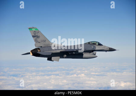 Oberstleutnant Scott Schaupeter, ein F-16 Pilot mit der 180 Fighter Wing, Ohio Air National Guard, fliegt ein Luft-zu-Luft sortie über den Golf von Mexiko Sept. 17. Über 120 Piloten aus dem 180 FW reiste nach Tyndall in der Bekämpfung von Archer Übung teilzunehmen, ein waffensystem Programm Evaluation der Wirksamkeit unserer Flieger und Luft-zu-Luft-Waffe Systemfähigkeit unserer F-16 und andere Kampfflugzeuge zu testen. Schulungen können unsere Piloten eine wichtige Verbindung für die Verteidigung unseres Landes zu stellen. Stockfoto