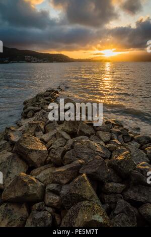 Sonnenuntergang am Airlie Beach in Queensland, Australien Stockfoto