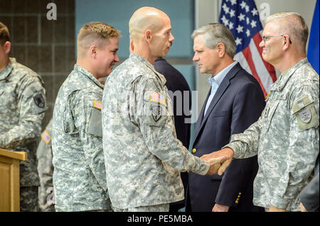 Erste Sgt. Kevin Magstadt (links im Vordergrund) rüttelt Hände mit Generalmajor David Sprynczynatyk, Adjutant General für die North Dakota National Guard, bei Freiheit würdigen Zeremonie der 231St Brigade Support Battalion logistische Unterstützung Element auf Sept. 27, 2015, in Fargo, N.D. Im Hintergrund, Sen. John Hoeven grüßt Staff Sgt. Markieren Stenberg. Magstadt diente als der ältere Soldaten Mitglied für die 15 Soldaten der Einheit, die im Juli nach Hause zurückgekehrt, nach einem einjährigen Einsatz zur Unterstuetzung der US Central Command (CENTCOM). (U.S. Army National Guard Foto: Staff Sgt. Brett Miller, North Dakota Nation Stockfoto