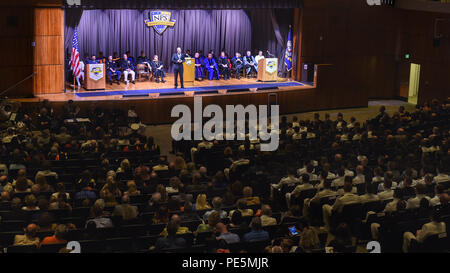 150925-N-EE 987-569 Monterey, Kalifornien (Sept. 25, 2015) Präsident des Militärs von Amerika (MOAA) und pensionierte Vice Adm. Norbert R. Ryan liefert Erläuterungen während (NPS) Sommer quartal Abschlussfeier der Naval Postgraduate School am King's Auditorium, Sept. 25. Diese Klasse bestand aus 330 Absolventen aus allen US-Zweig des Service und erwarb 335 erweiterte Grad. Der NPS-Mission ist relevant und einzigartigen und fortschrittlichen Bildungs- und Forschungsprogramme der Schlagkraft von Unteroffizieren der Naval Service zu erhöhen die Sicherheit der Unite zu erhöhen Stockfoto