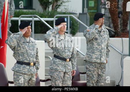 (Von links nach rechts) Generalmajor Luis R. Visot, die US Army Reserve Command Chef des Stabes, Generalmajor Mary E. Link, eingehende kommandierenden General der Armee finden Medizinische Befehl und Kommando Sgt. Maj. Marlo V. Kreuz Jr, die eingehenden ARMEDCOM command Sergeant Major, Salute die US-Flagge während der ARMEDCOM Ändern des Befehls Zeremonie Sept. 26, 2015, an der C.W. Rechnung Junge Streitkräfte finden Zentrum in Pinellas Park, Fla. Visot bewirtete die Zeremonie, in der Link- und Kreuz bzw. von den ausgehenden Befehl team von Generalmajor Bryan R.Kelly und Befehl das Kommando und Verantwortung Stockfoto