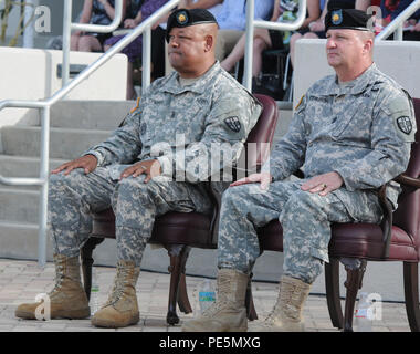 Command Sgt. Maj. Marlo V. Die eingehenden command Sergeant Major der Armee finden Medizinische Befehl Kreuz, sitzt neben Command Sgt. Maj. Harold S. Estabrooks, der scheidende ARMEDCOM command Sergeant Major während des Geräts Ändern des Befehls und der Wechsel der Verantwortung Zeremonie Sept. 26, 2015, an der C.W. Rechnung Junge Streitkräfte finden. (U.S. Armee foto Staff Sgt. Andrea Merritt/Freigegeben) Stockfoto