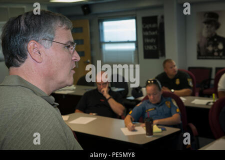 Ray Agostini, Leiter der Planung bei Coast Guard Training Center Cape May, New Jersey, hält ein Briefing, Dienstag, Sept. 29, 2015, für eine bevorstehende vollständige Übung, dass die Fähigkeit des Training Center zu mehreren 'Disaster'-Szenarien auf Basis zu reagieren. Die anstehenden, umfassenden Übung wird auch Mitglieder der örtlichen Polizeidienststellen und Emergency Management Agenturen, die in verschiedenen Kapazitäten teilnehmen werden. (U.S. Coast Guard Foto von Chief Warrant Officer John Edwards) Stockfoto