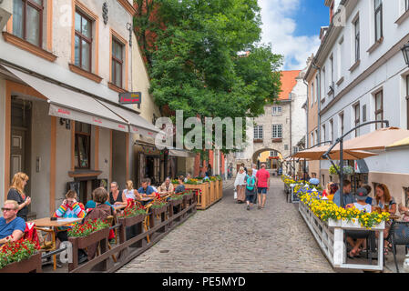 Cafés und Bars auf der Aldaru Iela (aldaru Straße) in die Altstadt in Richtung des Schwedischen Tores (Zviedru Varti), Altstadt von Riga (Vecriga), Riga, Lettland suchen Stockfoto