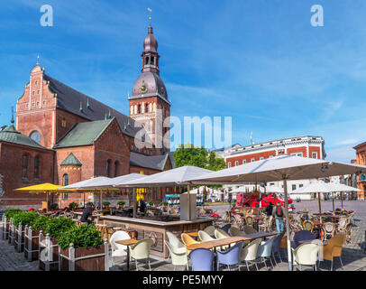 Cafe in Doma Laukums (Domplatz) mit Dom zu Riga (Rigas Doms) hinter sich, der Altstadt von Riga (Vecriga), Riga, Lettland Stockfoto