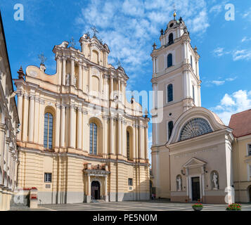 St Johns Kirche und der frei stehende Glockenturm, großen Innenhof, Universität Vilnius, Vilnius, Litauen Stockfoto