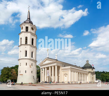 Die Kathedrale (Dom Basilika St. Stanislaus und St. Ladislaus) & Kathedrale Belfried, Cathedral Square (Arkikatedros Aikštė), Vilnius, Litauen Stockfoto