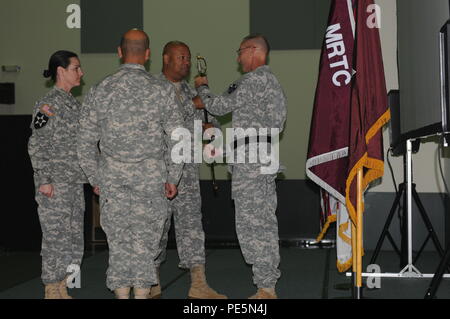 Command Sgt. Maj. Marlo V. Kreuz unterwirft das Schwert nach Brig. Gen. Michael C. O'Guinn, Newark, Ohio, native und die aktuelle kommandant der medizinischen Eignung und Ausbildung. O'Guinn akzeptiert die noncommissioned officer Schwert dankte für den treuen Dienst Kreuz seinen Befehl gegeben hat, dadurch die Kreuz aus seiner Verantwortung mit grossem Respekt und Dankbarkeit. Diese Zeremonie fand in der Armee finden Medical Command Hauptquartier in den Morgen des Sept. 24, 2015. Stockfoto