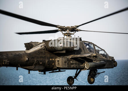 ARABIAN GULF (Sept. 28, 2015) Eine AH-64 Apache mit 185 der US-Armee Theater Aviation Brigade fährt das Amphibisches Schiff USS Essex (LHD2). Diese Soldaten praktiziert Landung und Abflug von den Essex, um sich mit den Flugbetrieb an Bord eines Schiffes vertraut zu machen. 15 Marine Expeditionary Unit ist auf der Essex Amphibious Ready Gruppe begonnen und bereitgestellt, um die regionale Sicherheit in den USA 5 Flotte Bereich der Betrieb aufrecht zu erhalten. (U.S. Marine Corps Foto von Cpl. Anna Albrecht/Freigegeben) Stockfoto