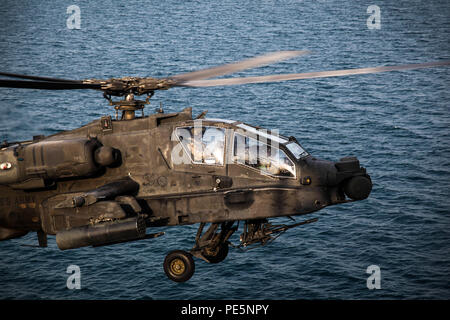 ARABIAN GULF (Sept. 28, 2015) Eine AH-64 Apache mit 185 der US-Armee Theater Aviation Brigade bereitet sich auf Land an Bord der Amphibisches Schiff USS Essex (LHD2). Diese Soldaten praktiziert Landung und Abflug von den Essex, um sich mit den Flugbetrieb an Bord eines Schiffes vertraut zu machen. 15 Marine Expeditionary Unit, an Bord der Schiffe der Essex amphibischen bereit, Gruppe, bereitgestellt ist die regionale Sicherheit in den USA 5 Flotte Bereich der Betrieb aufrecht zu erhalten. (U.S. Marine Corps Foto von Cpl. Elize McKelvey/Freigegeben) Stockfoto