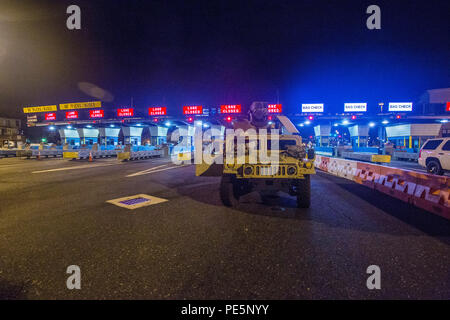 Soldaten mit der 1. Staffel, 102 Kavallerie, New Jersey Army National Guard, der auf Sicherheit Pflicht im Benjamin Franklin Bridge, zwischen Camden, New Jersey und Philadelphia, Sept. 26, 2015. Die gemeinsame New Jersey National Guard Task Force bestehend aus 1-102 nd Soldaten und 108 Flügel Flieger unterstützen New Jersey den zivilen Behörden und der Massachusetts Port Authority mit Sicherheit während Papst Franziskus Besuch in Philadelphia Sept. 26-27. (U.S. Air National Guard Foto von Master Sgt. Mark C. Olsen/Freigegeben) Stockfoto