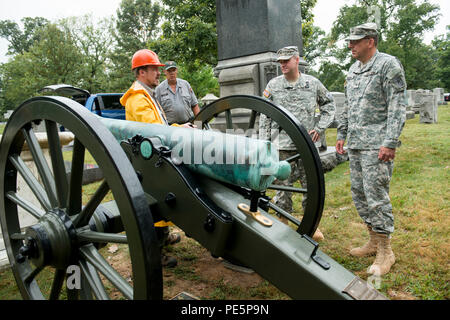 Bryan Knepper, Links, National Park Service Erhaltung Spezialist mit Gettysburg National Military Park spricht mit Oberst Douglas Guttormsen, Center, Arlington National Cemetery Director of Engineering, und Oberst Joe A. Simonelli, Stabschef der ANC, nach der Neuinstallation einer Kanone und Beförderung nach Reparaturen am Grab von Generalmajor Wallace Fitz Randolph, geboren am 11. Juni 1841, Dez. 9, 1910 starb, in Kapitel 1 der Arlington National Cemetery, Sept. 30, 2015 in Arlington, Virginia." Dies ist eine Regierung problem Grabstein, dass wir die Reparatur aufgrund von Sicherheitsfragen sind", sagte Rebecca Stevens, ANC-Cu Stockfoto