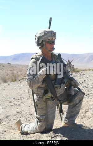 Ein US-Soldat von Charlie Company, 2.Bataillon, 23 Infanterie Regiment, 1 Stryker Brigade Combat Team, 4 Infanterie Division, Scans für mögliche Feinde während entscheidende Maßnahmen Rotation 15-10 an der National Training Center, Fort Irwin, Calif., Sept. 25, 2015. DA Rotationen erlauben Einheiten ihre Mission wesentliche Aufgabe Liste, die Kernkompetenzen der Armee: Wide area Sicherheit und kombinierte Waffen Manöver unterstützt. (U.S. Armee Foto von SPC. Michelle U. Blesam/Freigegeben) Stockfoto