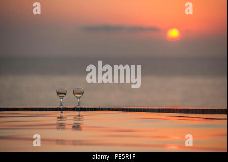 Champagner durch einen Infinity-Pool, wie die Sonne Stockfoto