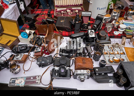 Klassische Kameras und bric-a-brac auf einen Stall in den Grassmarket, Edinburgh, Schottland, Großbritannien. Stockfoto