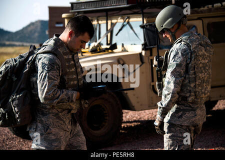 Vom 8. Bis 19. September 2015 führte die 821st Contingency Response Group auf der Travis Air Force Base eine gemeinsame Übung an fünf Standorten in Kalifornien und Colorado durch. Die Aktivitäten umfassten Air Drop Missionen, Hubschraubertraining, Apache-Angriffshubschrauber-Unterstützung und C-Strike-Unterstützung für mehr als 275 Soldaten aus Fort Carson. Durch die Übung wurden die Einsatzbereitschaft, die Interoperabilität, die Integration von Luft und Boden, die rasche Entsendung und die Fähigkeit gemeinsamer Missionen gestärkt, wobei die Fähigkeiten der US-Luftwaffe zur Krisenbewältigung hervorgehoben wurden. Stockfoto