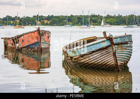 Verfallende adandoned Boote auf dem Fluss orwell Mündung in der Nähe von Pin-Mühle auf suffolk Stockfoto