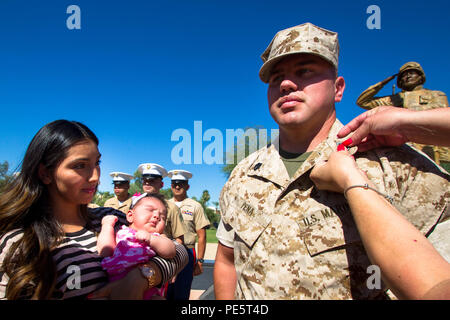 Unter Familie, Freunde und Kollegen Marines, Francisco A. Pena, ein Eingeborener von Tucson, Ariz., und Mountain View High School Absolvent, wurde zum Staff Sergeant heute Vormittag während einer Zeremonie an der Operation Enduring Freedom Denkmal an der Wesley Bolin Memorial Plaza in Phoenix 01.10.2015 gefördert. "Dies ist sicherlich ein Anfang und kein Ende", sagte Maj Barret F. Bradstreet, kommandierender Offizier der R.S. Phoenix. "Mehr als alles, was ich in die Zukunft, was, jetzt Staff Sgt. Pena wird für das Marine Corps und, noch wichtiger, seinen Mitsoldaten." Staff Sgt. Pena sagte er entschieden zu haben Stockfoto