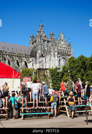 August 2018 - 's-Hertogenbosch, Niederlande: die Menschen genießen der Boulevard Street Theatre Festival neben der St. John's Cathedral Stockfoto