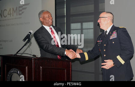 Führungskräfte aus über North Carolina in Unternehmen, Bildungseinrichtungen, lokale, Landes- und Bundesregierung verpflichten sich, ihre Organisationen zu Veteran Einstellung Programme Unterstützung an der NC4ME militärischen Beschäftigungsgipfel gehostet bei Cape Fear Community College, Sept. 29, 2015. "Wir freuen uns mit unseren Arbeitgebern gehen", sagte North Carolina National Guard Commander, Armee Generalmajor Greg Lusk, der Adjutant General von North Carolina. NC4ME (Öffner für militärische Beschäftigung), ist eine privat finanzierte Initiative der Öffner Veteranen Stiftung. Es ist eine umfassende militärische Lösung für den Arbeitsmarkt Ausbildung kaufmännische Leiter und hir Stockfoto