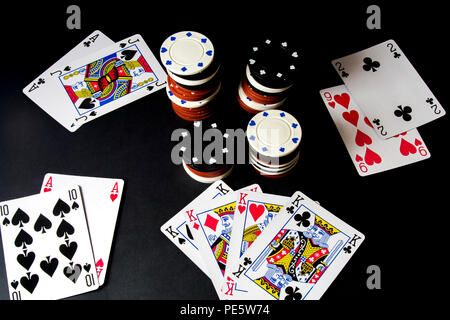 Poker Karten und Stapel Chips isoliert auf Schwarz. Alles in vier Könige, Poker. Game over. Stockfoto