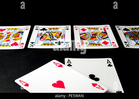 Poker Karten und Chips isoliert auf Schwarz. Fluss mit vier Könige und ein Paar Asse. Flache Freiheitsgrad. Stockfoto