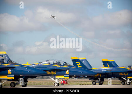 Pilot Steve Starvrakakis fliegt eine rumänische IAR-5679 während des Marine Corps Community Services Sponsoren 2015 Air Show an Bord der Marine Corps Air Station Miramar, San Diego, Calif., Okt. 2, 2015. Die Air Show präsentiert zivile Leistungen und die Antenne Fähigkeit der Streitkräfte, sondern auch ihre Wertschätzung für die Unterstützung der zivilen Gemeinschaft und Hingabe an die Truppen. (U.S. Marine Corps Foto von Cpl. Trever Statz/Freigegeben) Stockfoto