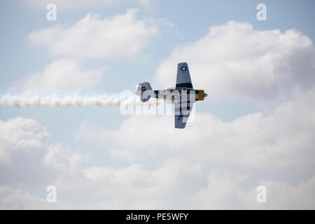 Pilot Steve Starvrakakis fliegt eine rumänische IAR-5679 während des Marine Corps Community Services Sponsoren 2015 Air Show an Bord der Marine Corps Air Station Miramar, San Diego, Calif., Okt. 2, 2015. Die Air Show präsentiert zivile Leistungen und die Antenne Fähigkeit der Streitkräfte, sondern auch ihre Wertschätzung für die Unterstützung der zivilen Gemeinschaft und Hingabe an die Truppen. (U.S. Marine Corps Foto von Cpl. Trever Statz/Freigegeben) Stockfoto