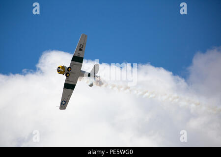 Pilot Steve Starvrakakis fliegt eine rumänische IAR-5679 während des Marine Corps Community Services Sponsoren 2015 Air Show an Bord der Marine Corps Air Station Miramar, San Diego, Calif., Okt. 2, 2015. Die Air Show präsentiert zivile Leistungen und die Antenne Fähigkeit der Streitkräfte, sondern auch ihre Wertschätzung für die Unterstützung der zivilen Gemeinschaft und Hingabe an die Truppen. (U.S. Marine Corps Foto von Cpl. Trever Statz/Freigegeben) Stockfoto