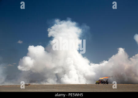 Der Shockwave Jet Truck führt Hochgeschwindigkeitsdemonstrationen entlang der Fluglinie auf der MCCS Air Show 2015 in MCAS Miramar, Kalifornien, durch. Das Fahrzeug wird von drei Düsenmotoren angetrieben, die eine schnelle Beschleunigung und dynamische Leistung ermöglichen. Die Demonstrationen zeigen technische Fähigkeiten, Publikumsinteraktion, Sicherheitsprotokolle und die Interaktion zwischen militärischen Veranstaltungen und Ausstellungen der öffentlichen Luftfahrt. Stockfoto